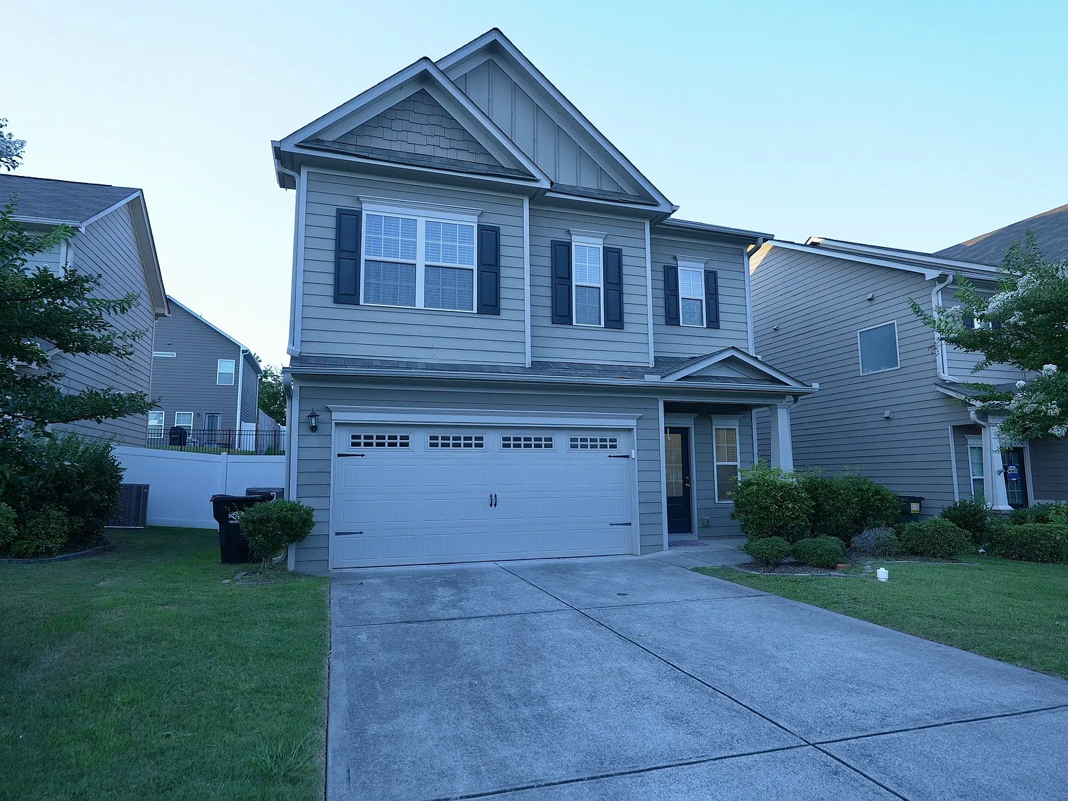 4 bed, 2.5 bath, 1954 sqft, $1,900 — Photo 2