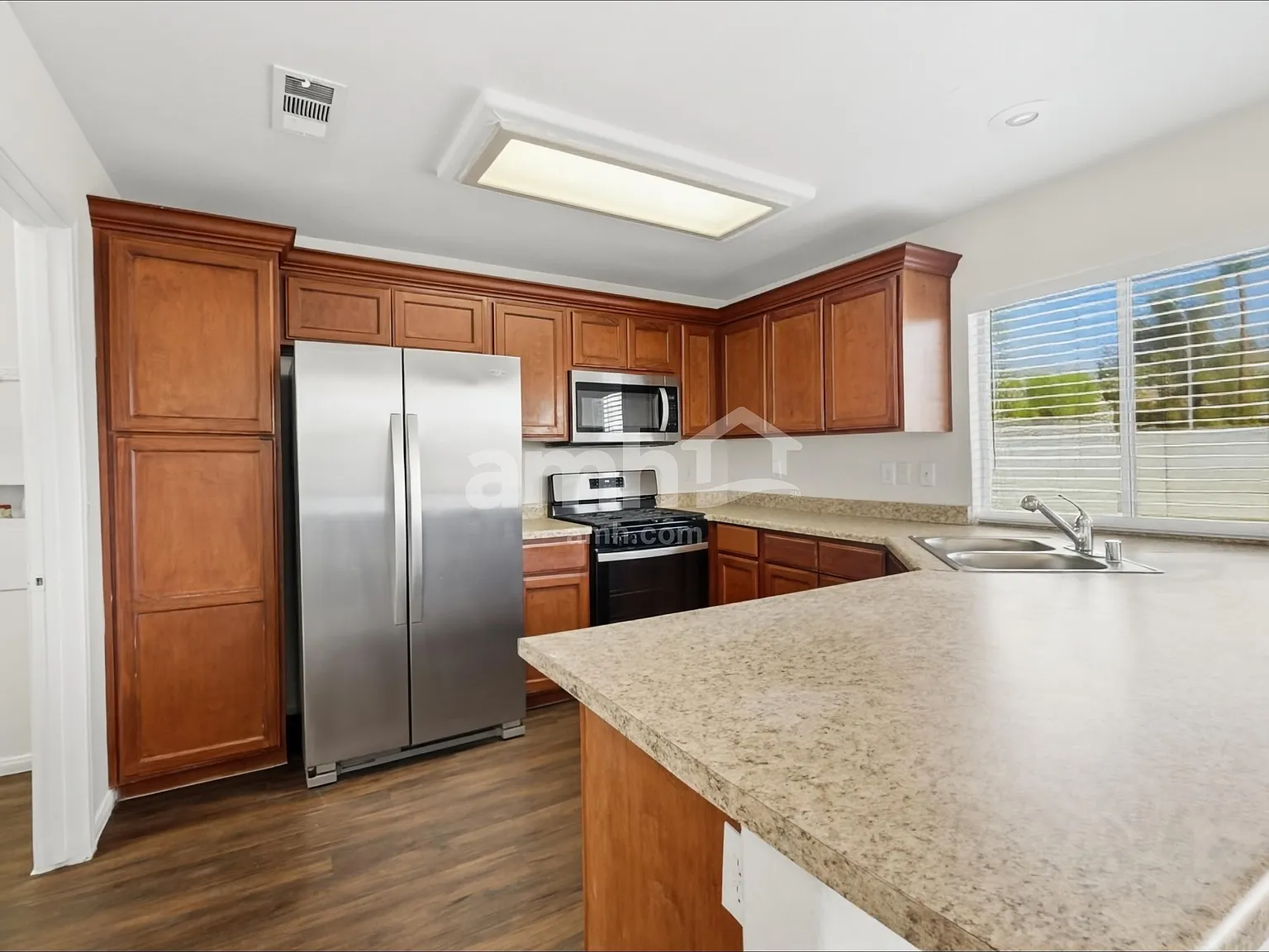 3 bed, 2.5 bath, 1527 sqft, $2,145 — Photo 3