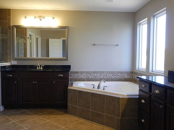 The Mason C Owner's Bath with garden tub