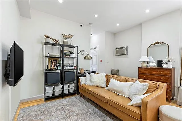 711 Willow Ave #4H — Photo 2