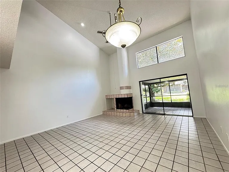 497 Club Dr — Photo 3