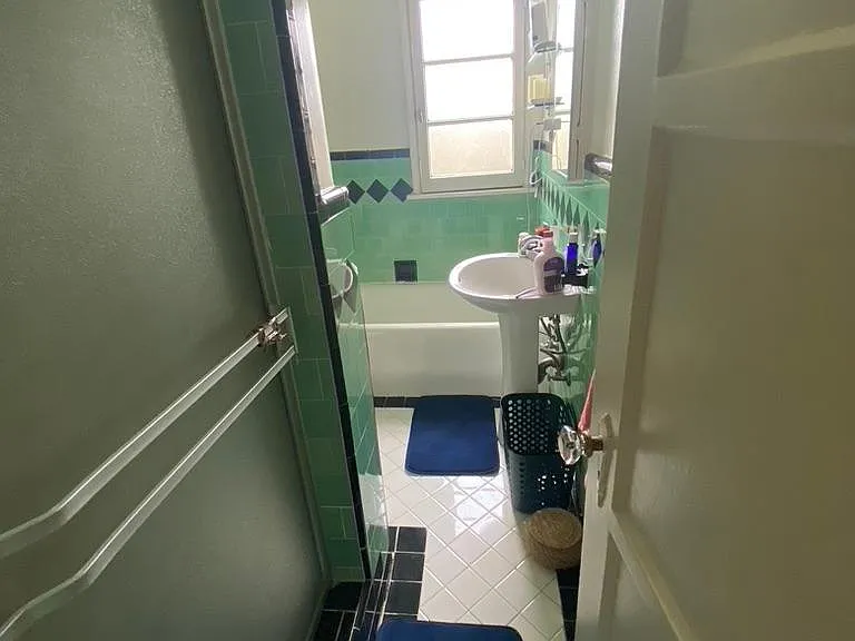 Shared Bathroom (feat. separate tub / shower)