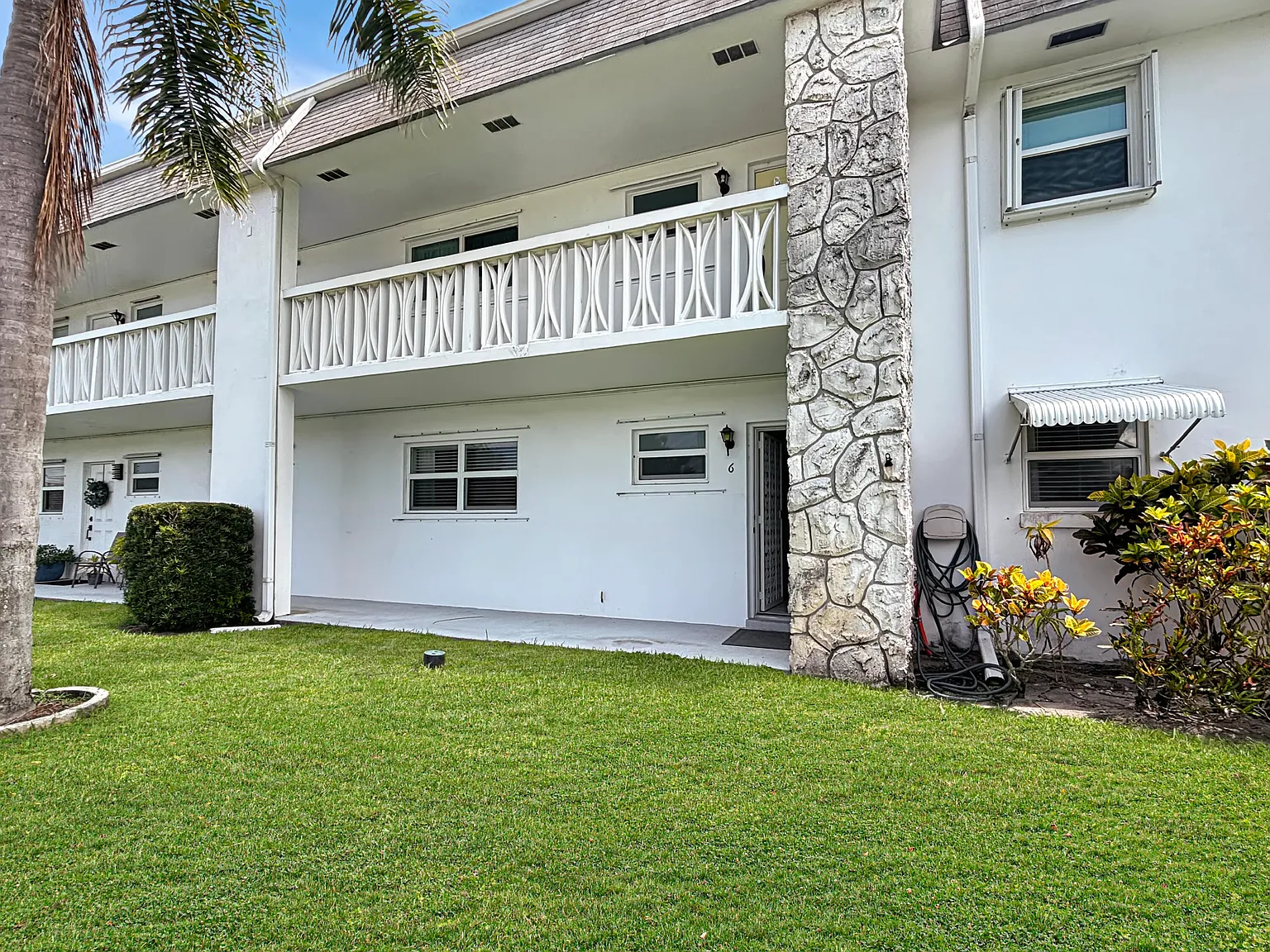 2 bed, 2.0 bath, 933 sqft, $2,050 — Photo 1