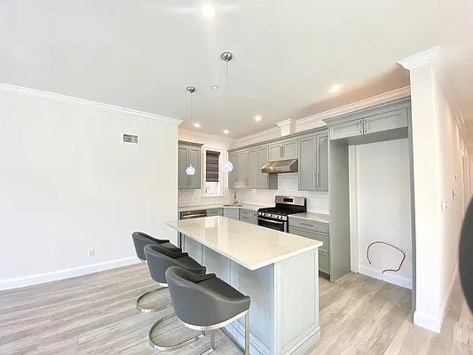 Rented by Mae Equities | media 28