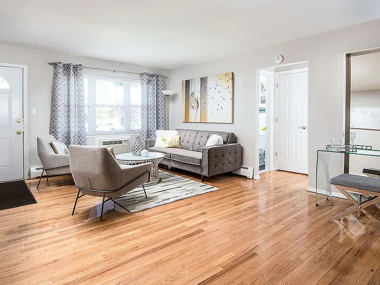 Georgetown Apartments — Photo 4