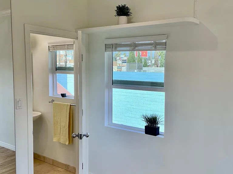 1650 Winona Blvd #4 — Photo 15