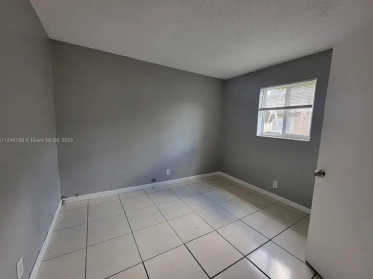 2070 NW 28th Ter — Photo 4