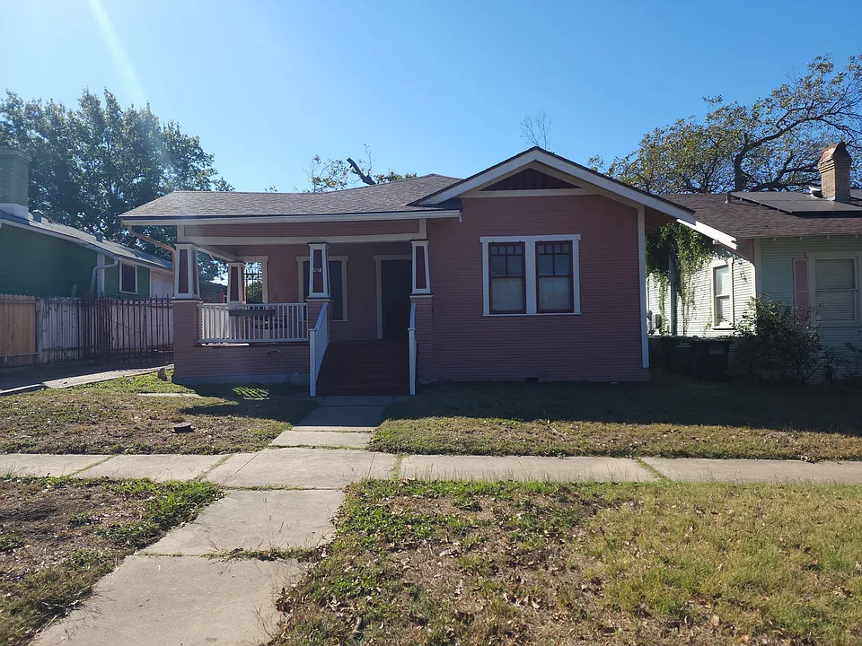 1138 W Magnolia Ave