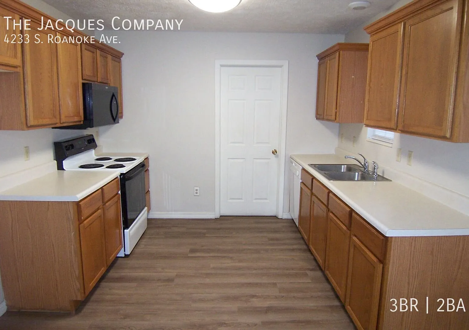 3 Bedroom 2 Bath 2 Car Garage Across the Street from a Park w/Jog Trail — Photo 3