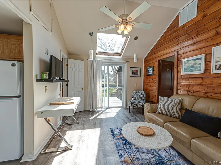 18 Shinnecock Rd #2 — Photo 2