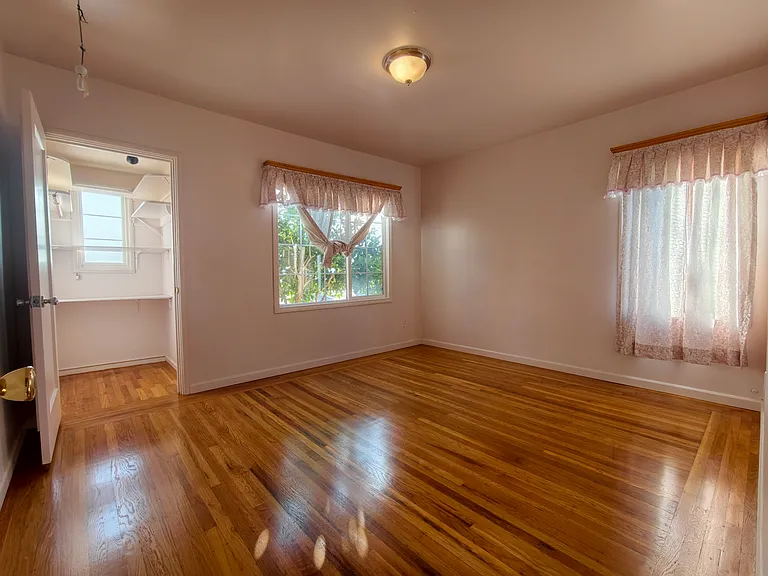 2056 Bancroft Ave — Photo 10