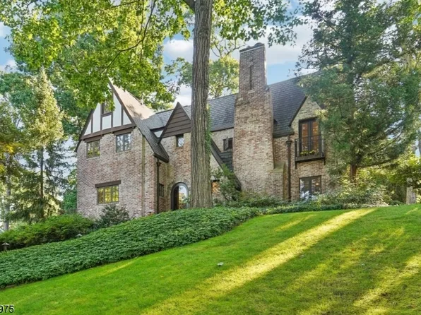 16 Warwick Rd, Summit City, NJ 07901