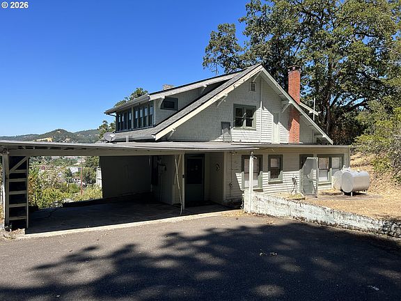 2nd image of 1212 SE Reservoir Ave