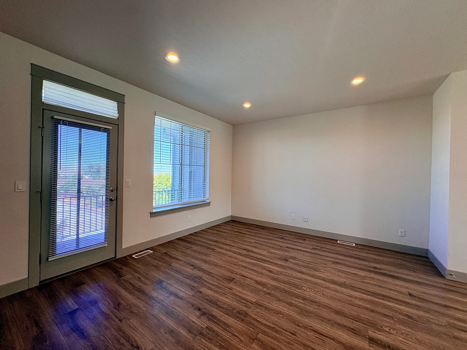 3 bed, 2.5 bath, 1498 sqft, $2,300 — Photo 2