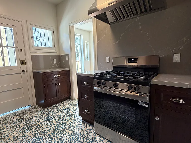1342 N Laurel Ave #101 — Photo 8