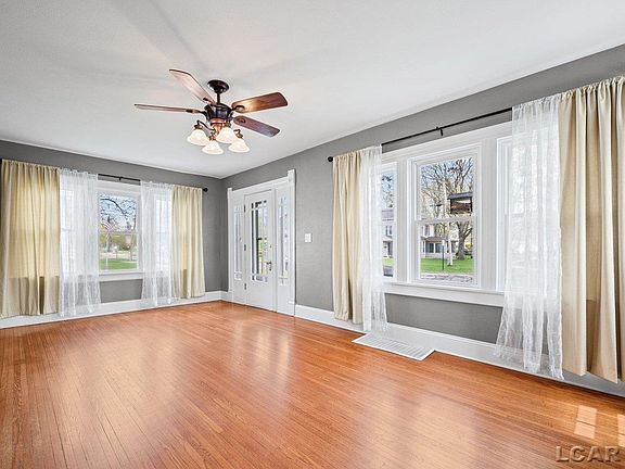 5th image of 326 Pearl St