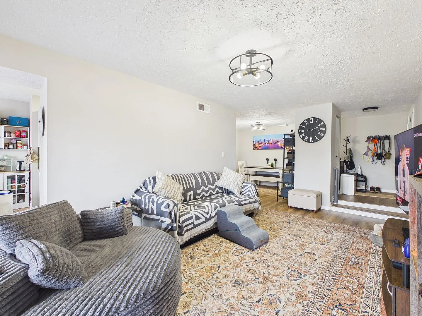 3 bed, 2.0 bath, 1298 sqft, $2,000 — Photo 3