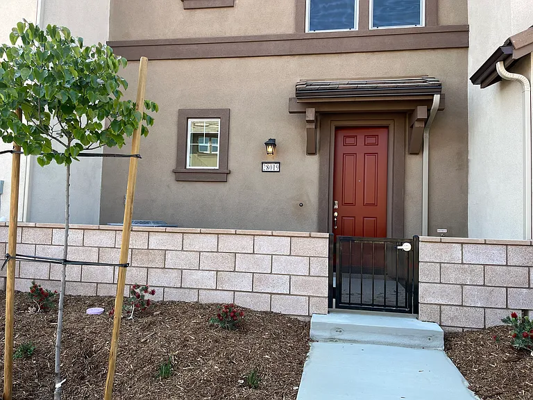 28019 Oakdale Dr — Photo 3