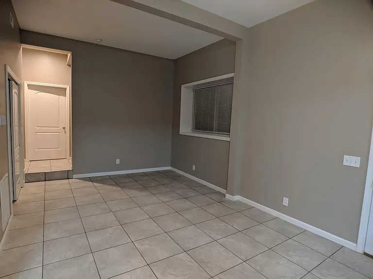 2435 S Dixie Dr — Photo 8