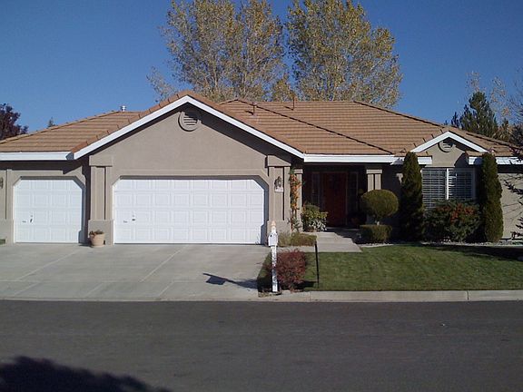 Exterior - showing 3 car garage