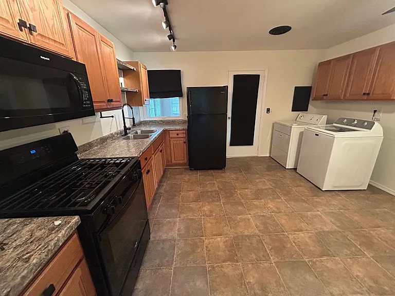 1700 W Granview Dr — Photo 4