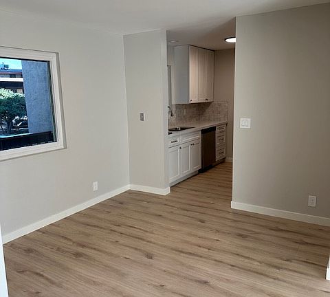 5th image of 3672 Clairemont Dr Unit 2C