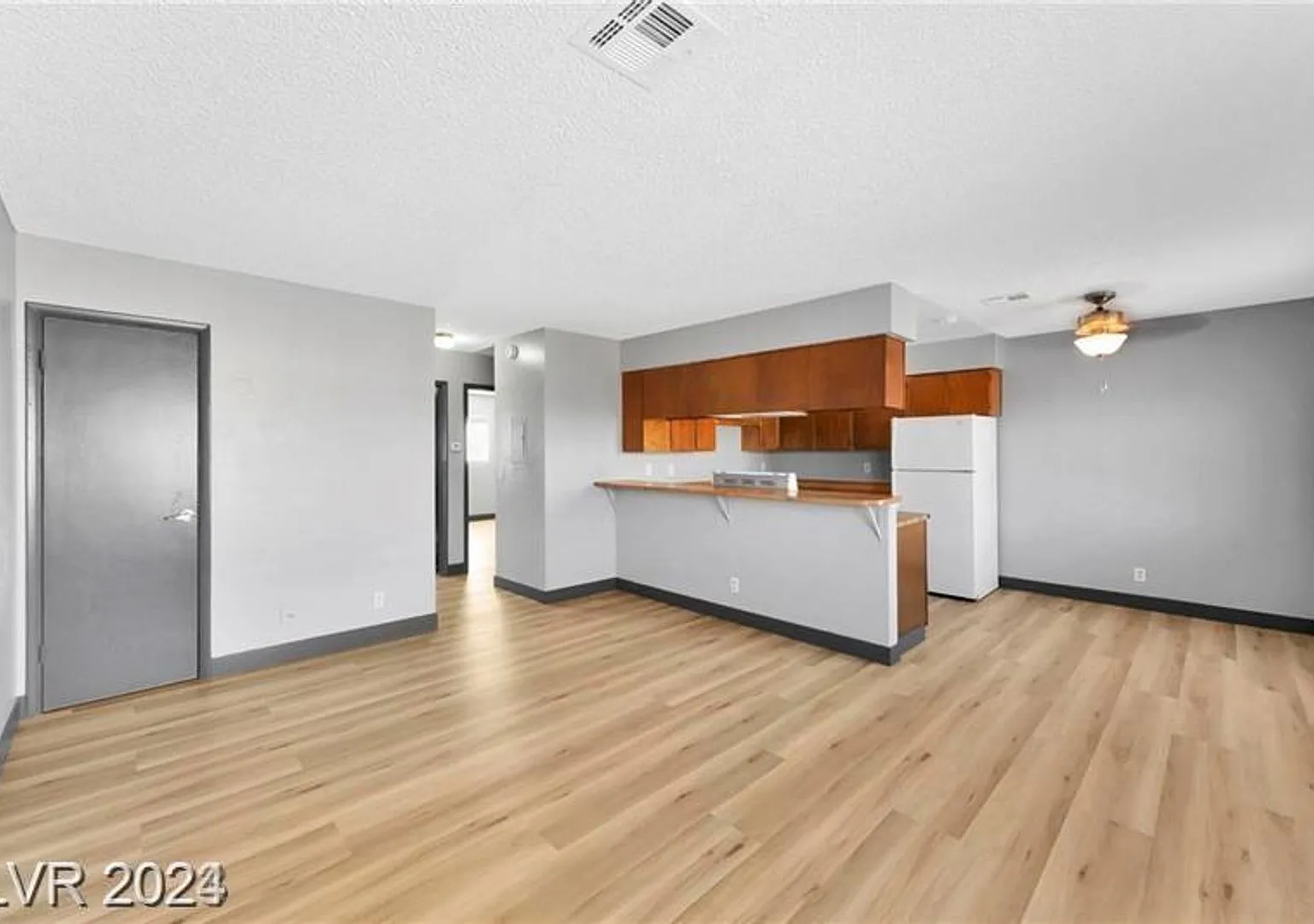 Remodeled 2-Bedroom Upstairs Unit Move-In Ready! — Photo 1