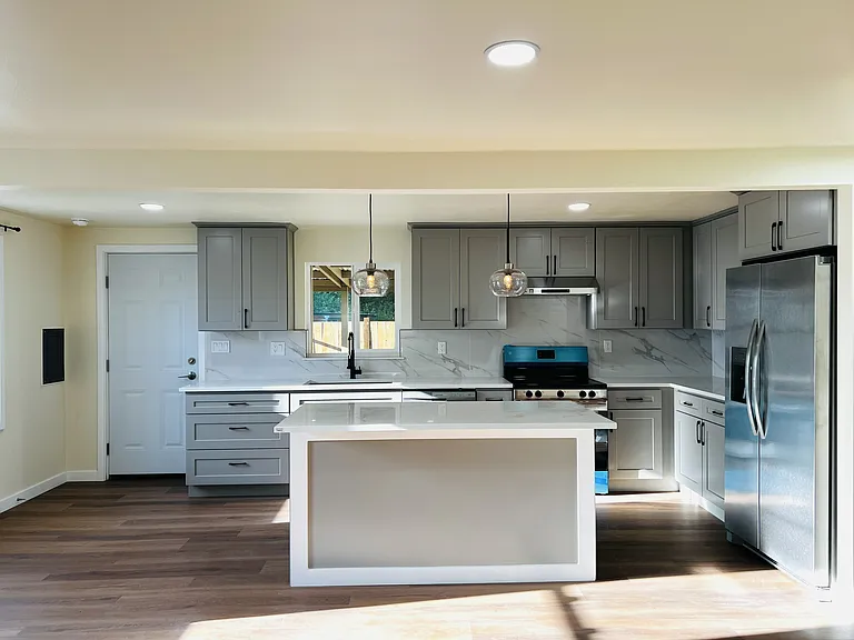 3404 SE 5th St — Photo 2