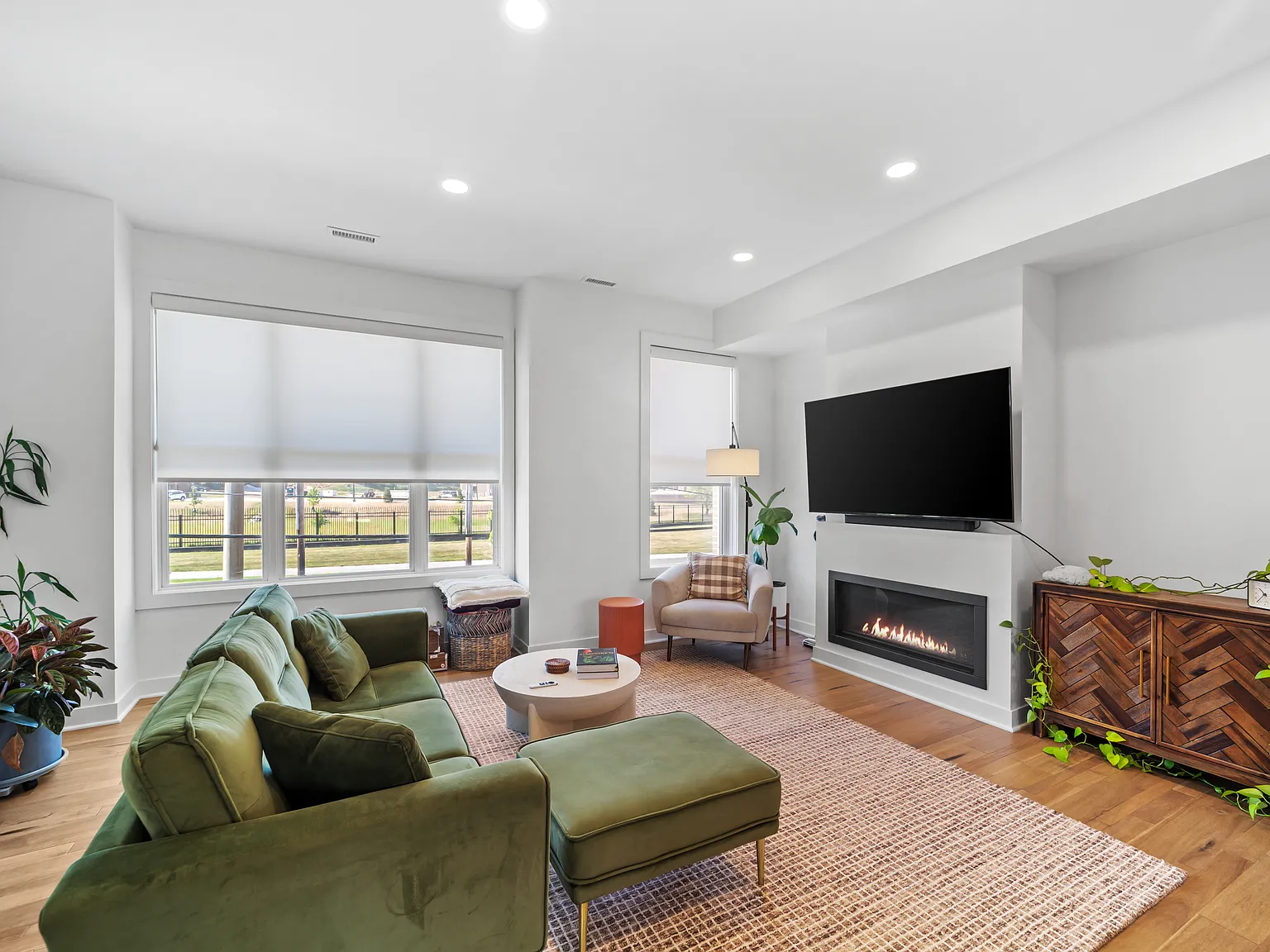 3 bed, 2.5 bath, 1854 sqft, $3,195 — Photo 2