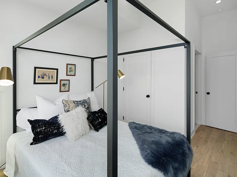 Stunning Apartment on Snyder Ave — Photo 4