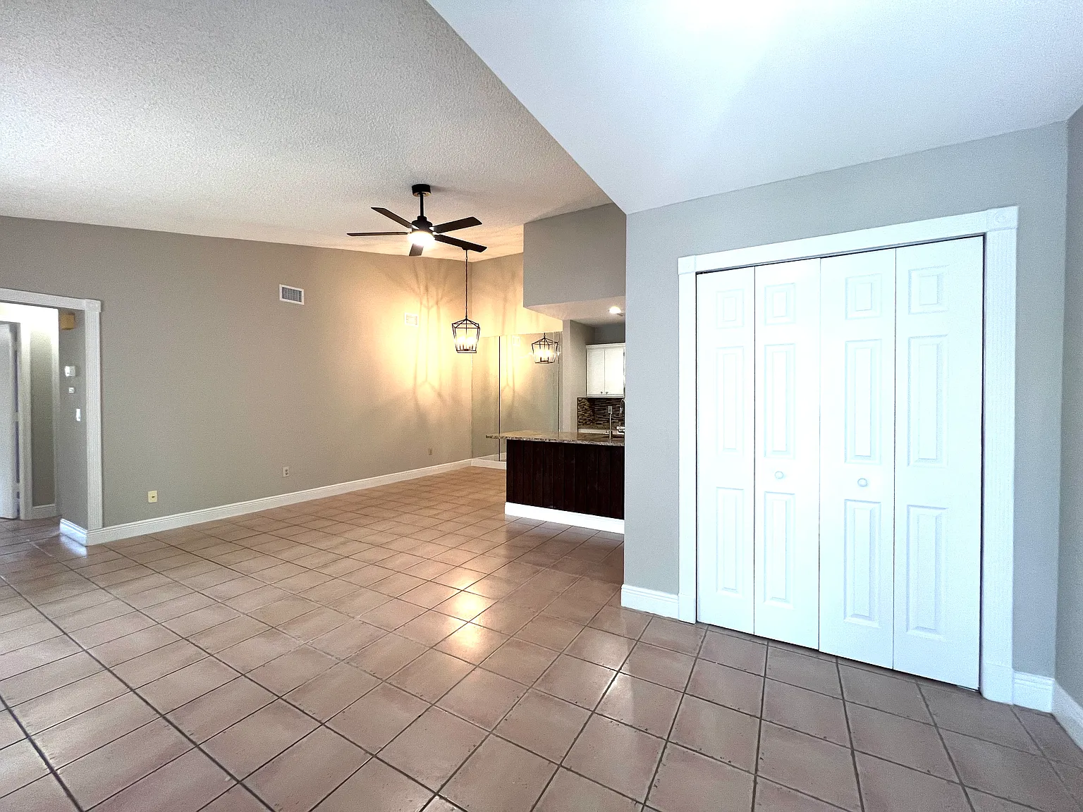 2 bed, 1100 sqft, $2,200 — Photo 2