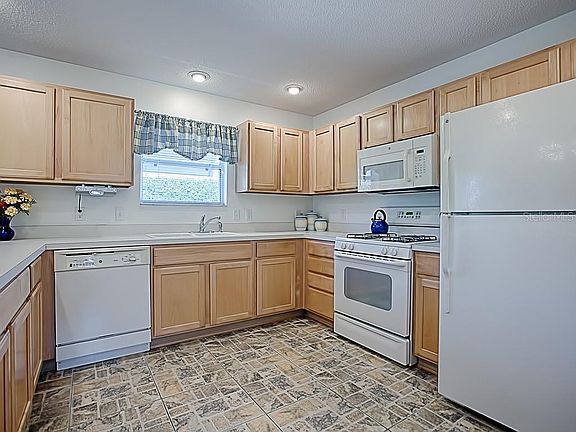 5th image of 1800 Hinckley Ln