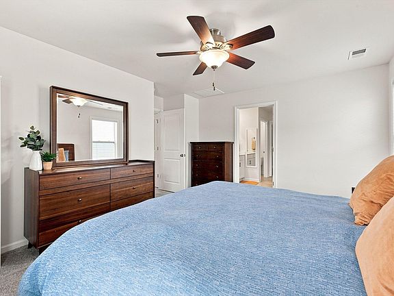 4th image of 132 Boxbury Way