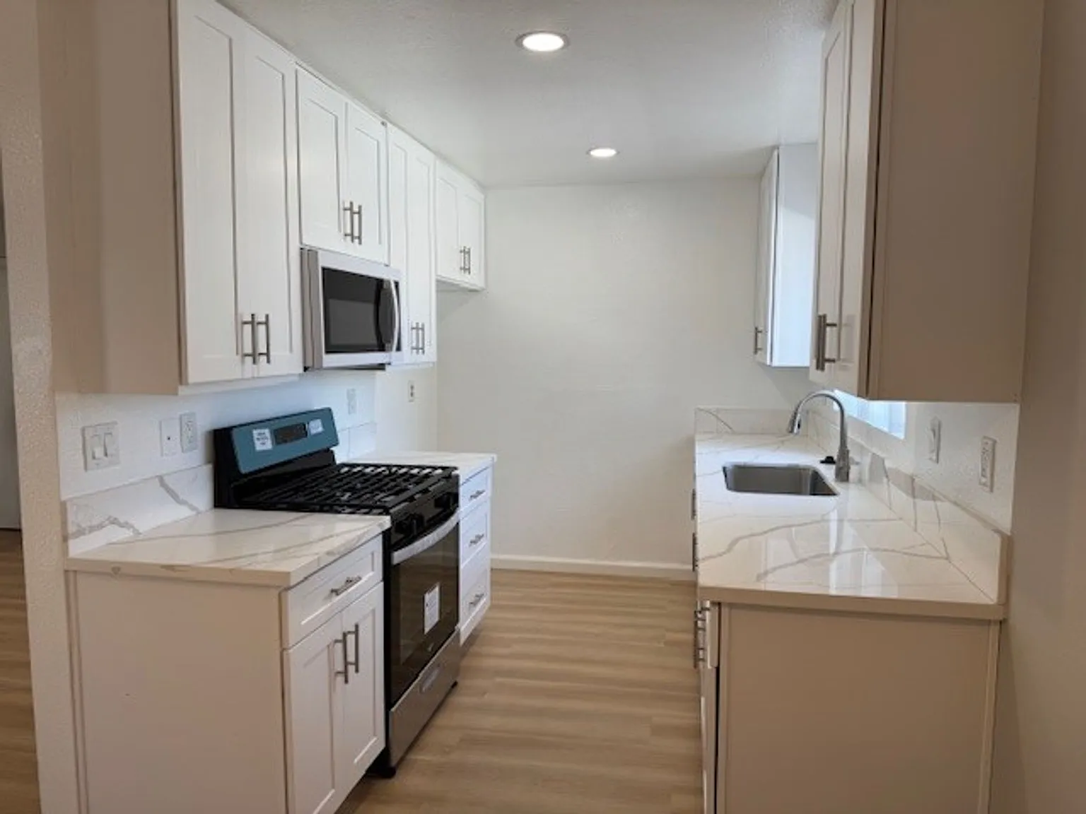 501 Hyde Park Pl — Photo 2