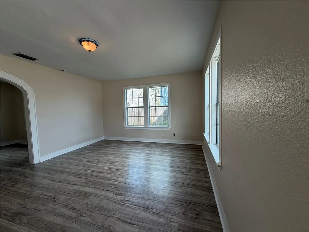 2 bed, 988 sqft, $1,200 — Photo 4