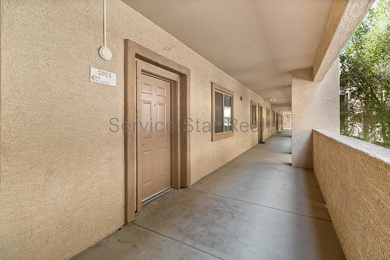 920 E Devonshire Ave — Photo 2