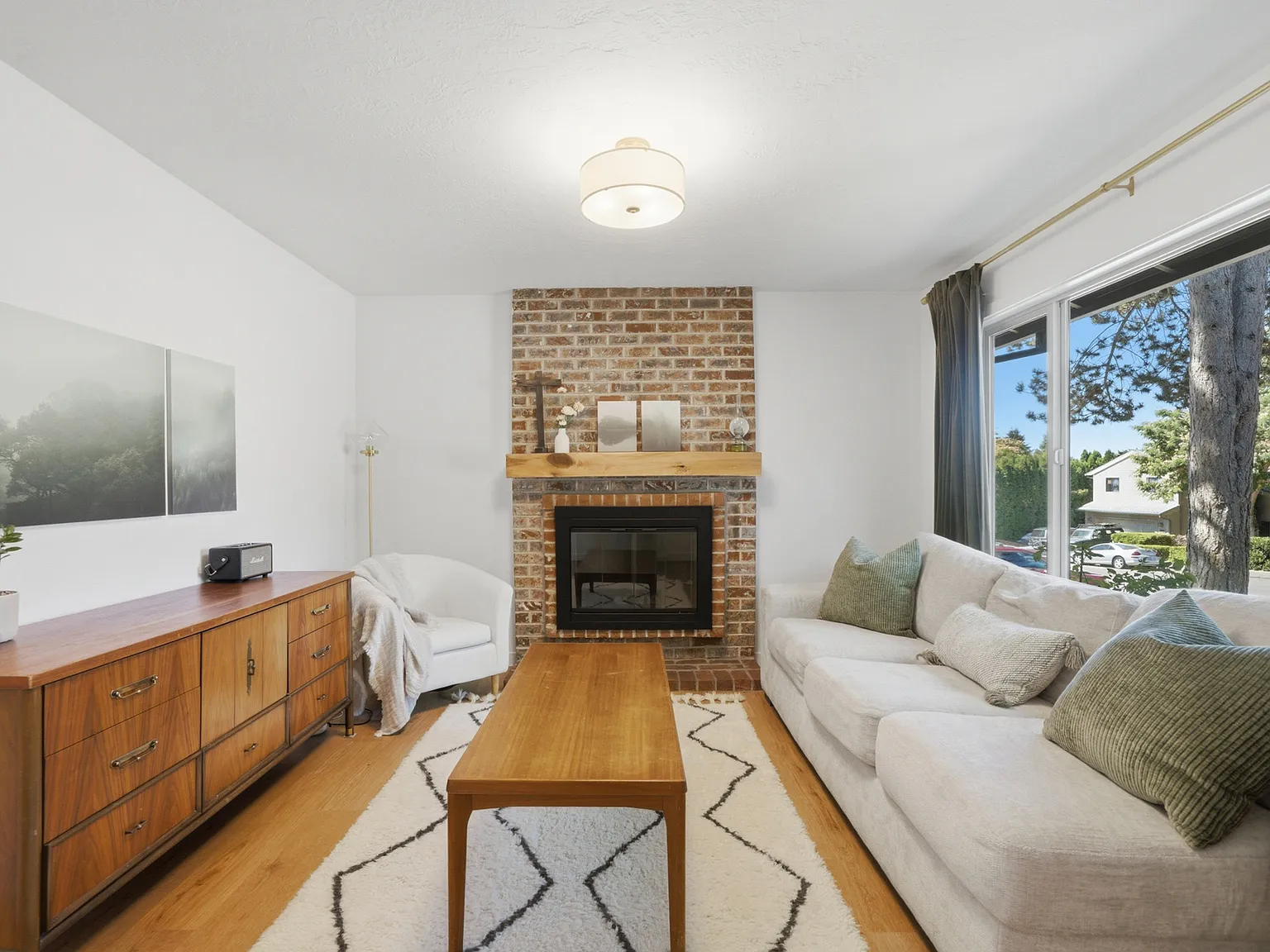 3 bed, 1072 sqft, $2,550 — Photo 3