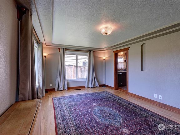 5th image of 919 W Stewart Avenue