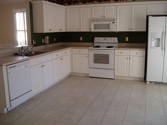 Sink/dishwasher wall and bar