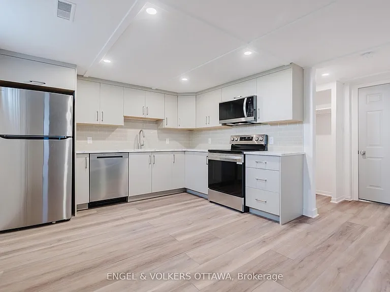 896 Pinewood Cres #3 — Photo 19