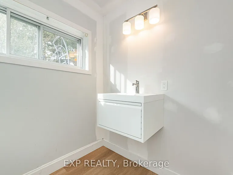 9 Kirkstall Ave — Photo 31