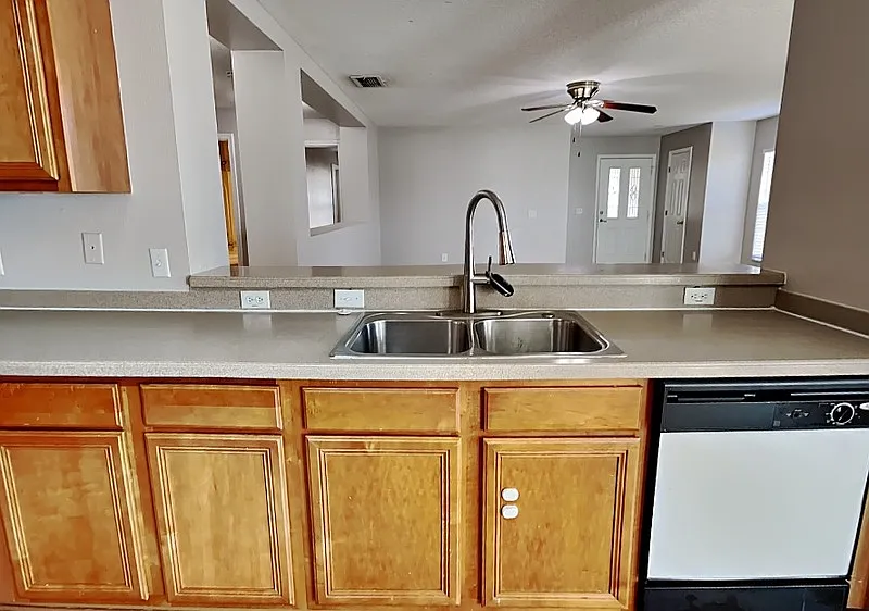 3 bed, 2.0 bath, 1830 sqft, $1,699 — Photo 2