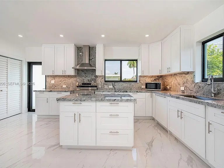 1621 S Treasure Dr — Photo 2