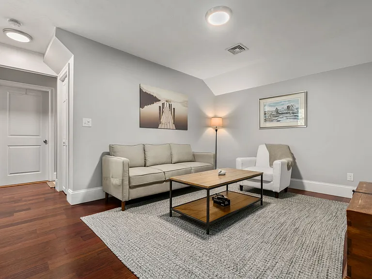 417 E 7th St #1 — Photo 17