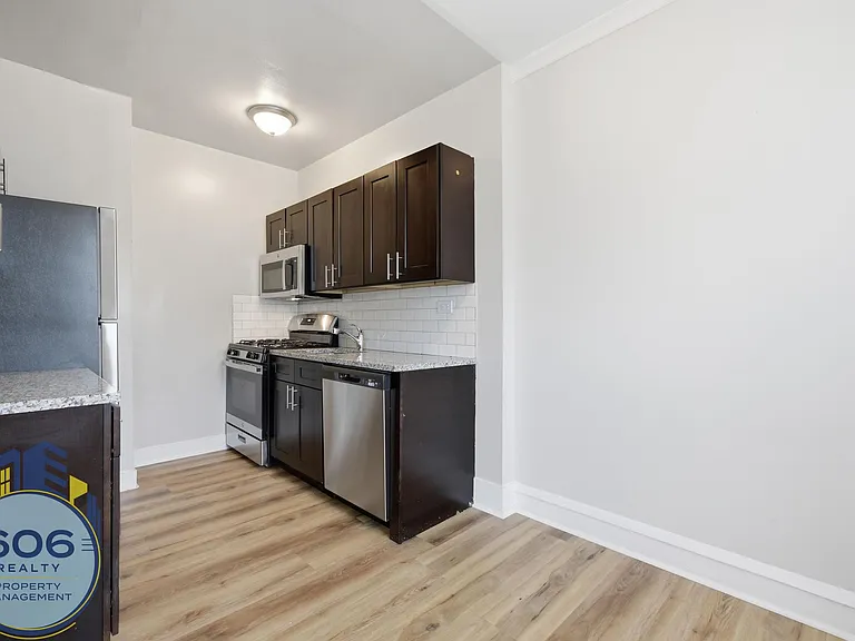 The Ashland Tower Modern Living in the Heart of Rogers Park — Photo 9