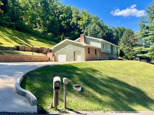 152 Hilltop Dr, Philippi, WV 26416