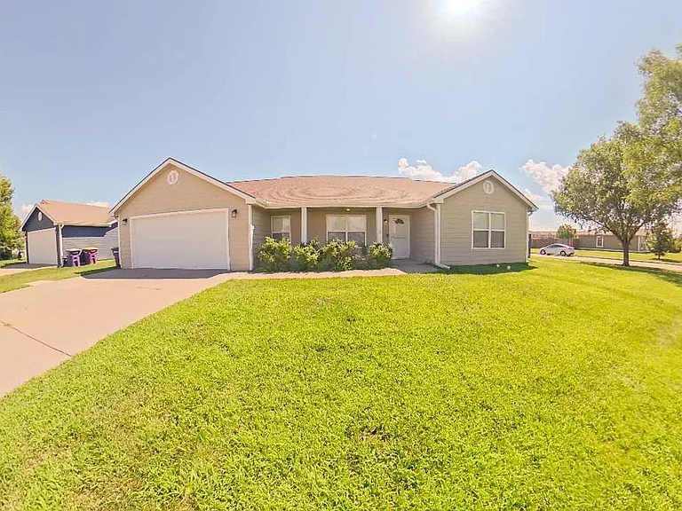 225 Walters Dr — Photo 1