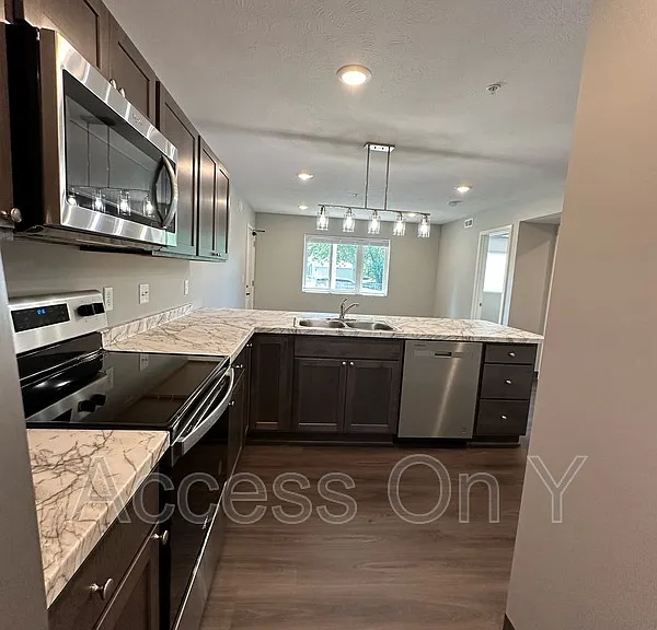2340 Y St #8 — Photo 4