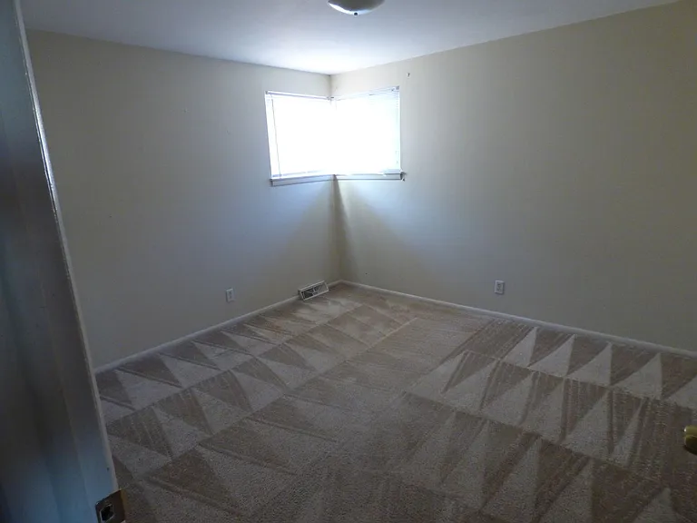 1079-1083 Winona Dr — Photo 11