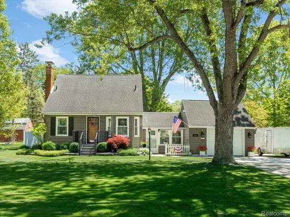 832 N 9th St, Saint Clair, MI 48079